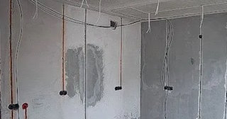 Прокладка кабеля в штробе в Большом Камне – расценки от 209 руб - ЭлектроБль